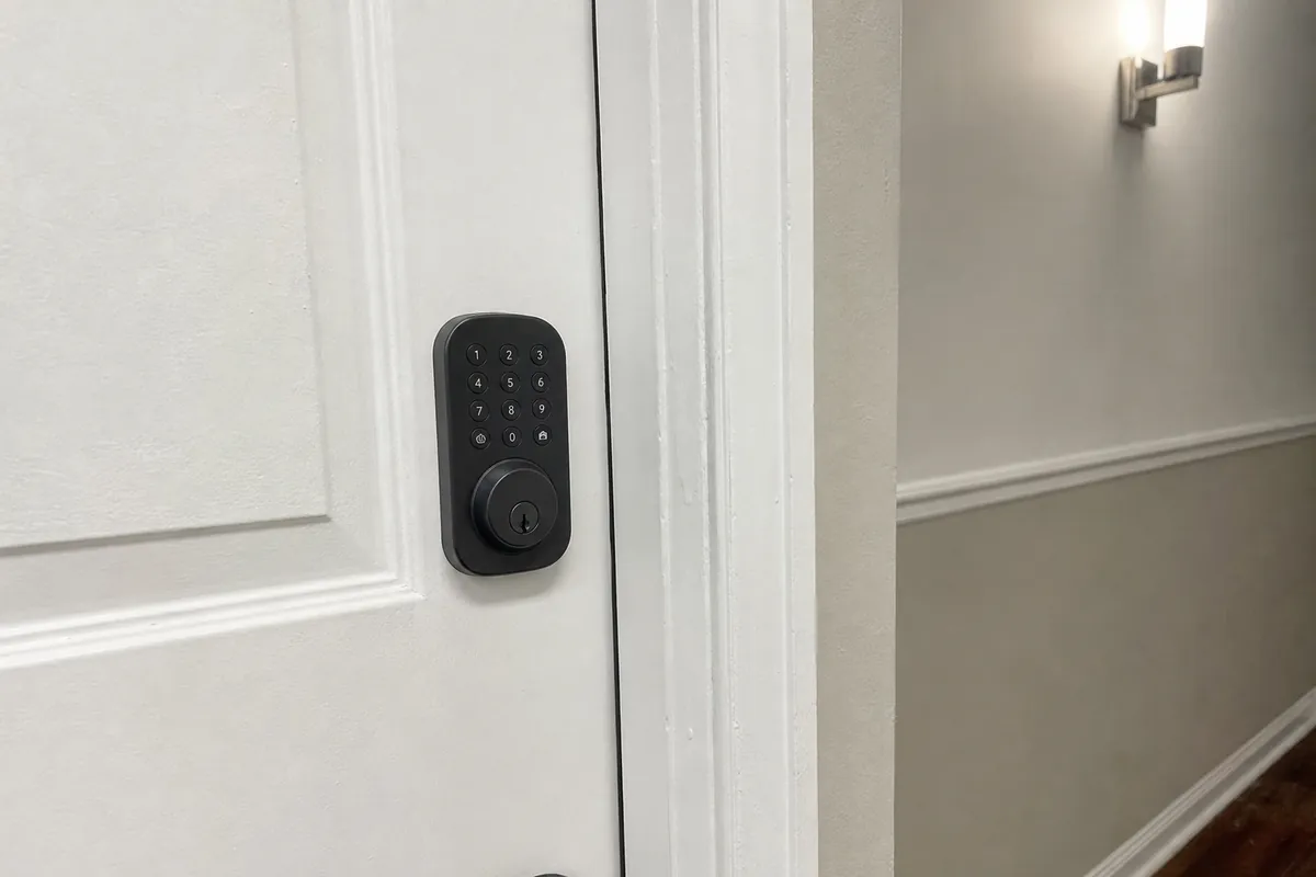 Windows that lock